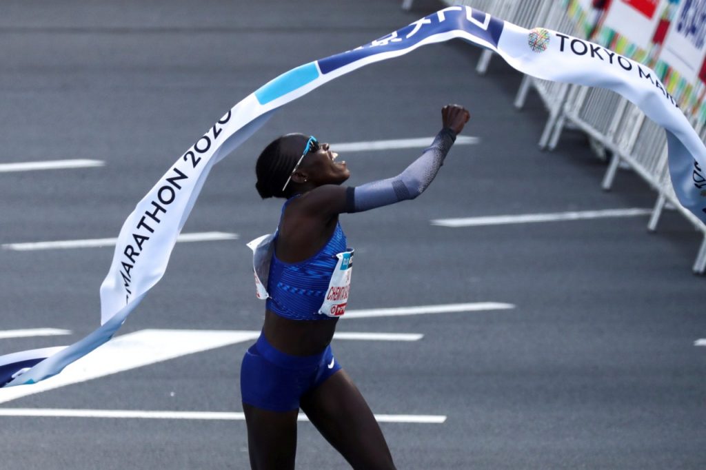 Lonah Salpeter cruza linha de chegada na Maratona de Tóquio com o melhor tempo já registrado na prova (Athit Perawongmetha/Reuters)